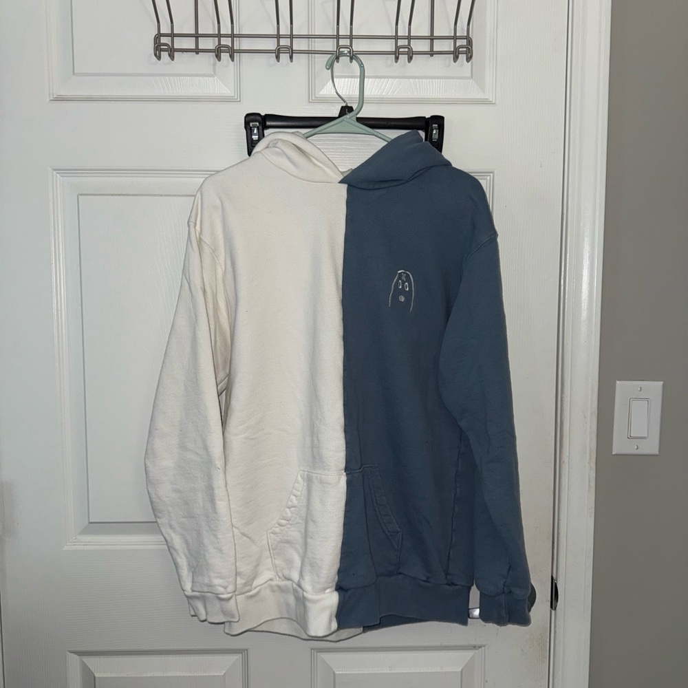 Cream and Blue Sweatshirt for Casual Comfort